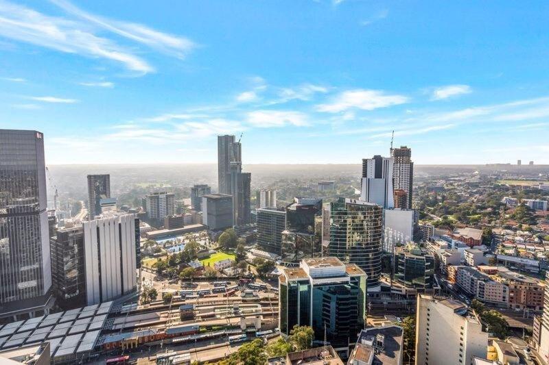 Opulent Penthouse With Views In Parramatta Apartment *