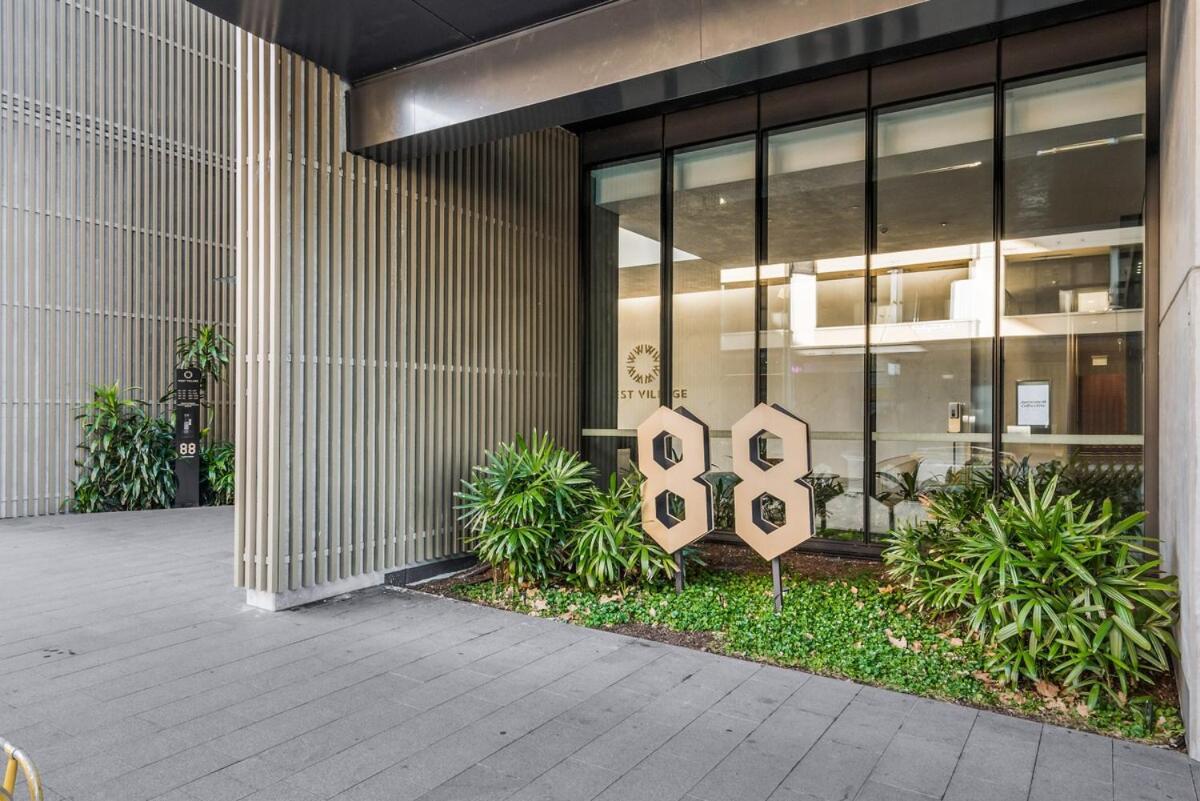 Opulent Penthouse With Views In Parramatta Apartment *